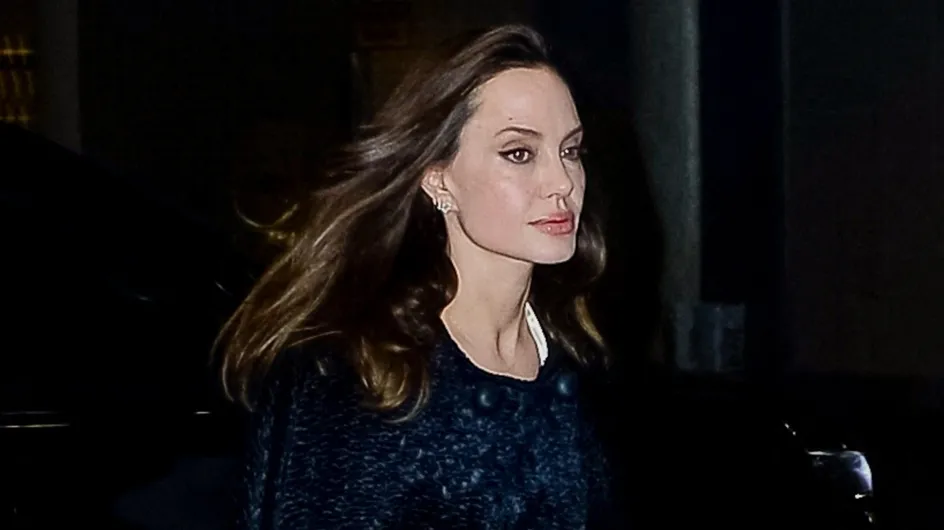 PHOTOS. Angelina Jolie à la pointe de la mode avec sa fille, elle ose une robe nuisette et une cape sublimes