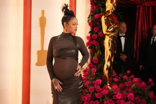 Rihanna enceinte : elle dévoile son baby bump et officialise sa grossesse  en photos… Bientôt maman de