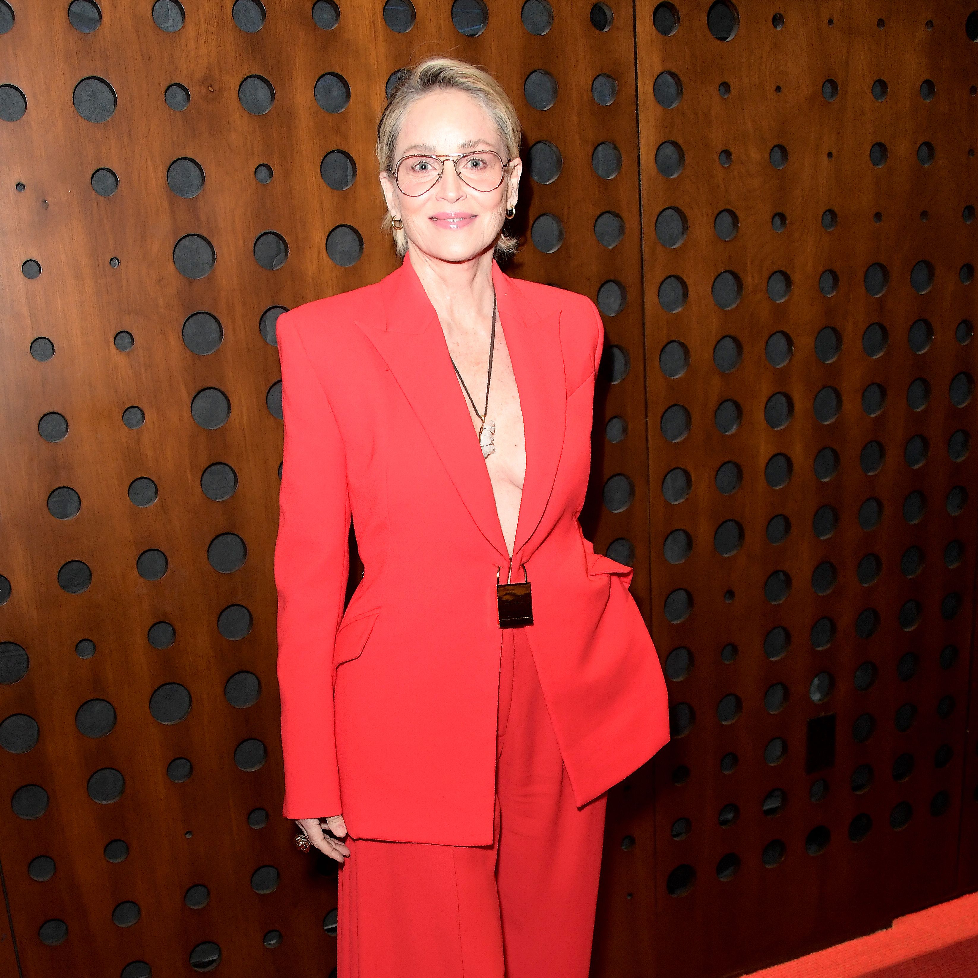 PHOTOS. Sharon Stone nue sous un blazer tendance