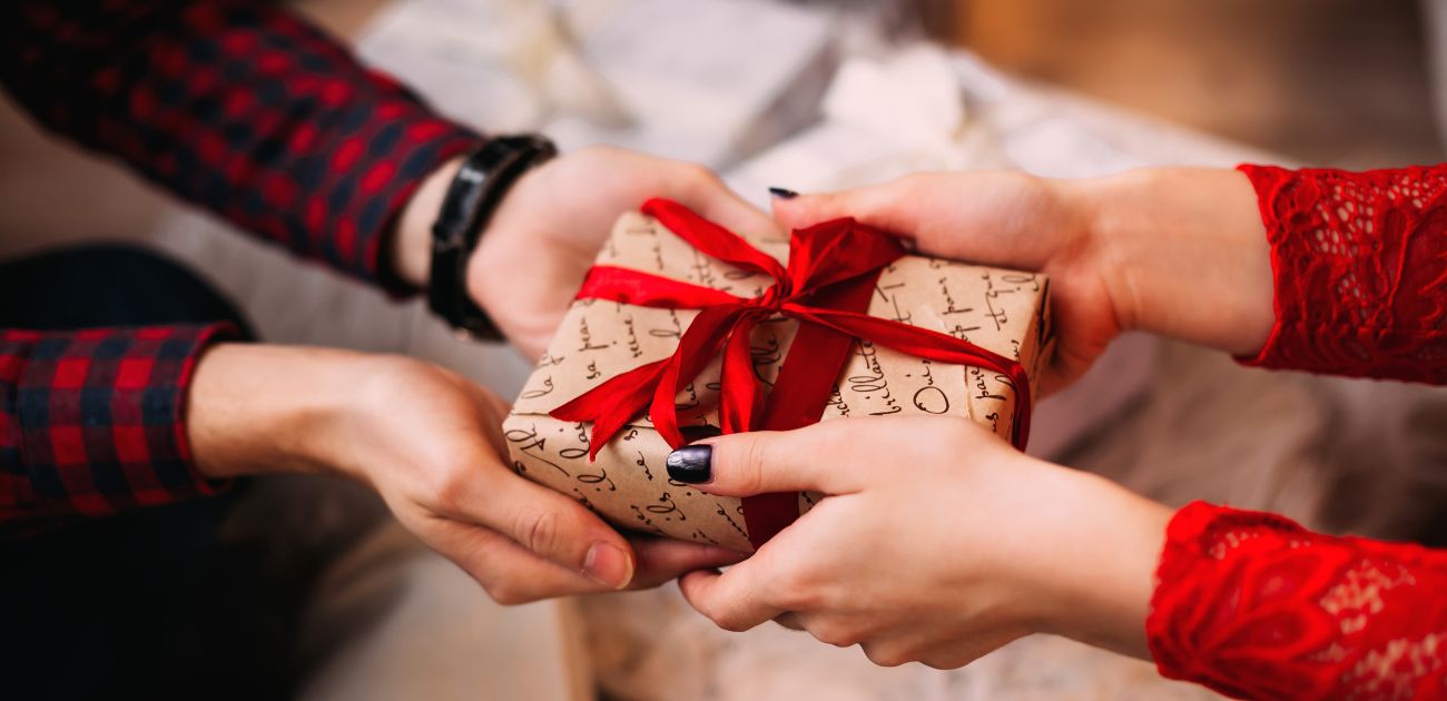 Secret Santa : notre sélection cadeaux à moins de 10 euros à offrir à un·e  collègue pour Noël