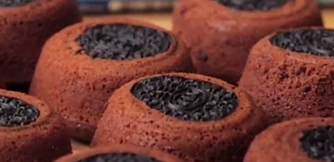 Que tal aprender a fazer deliciosos muffins de Oreo?