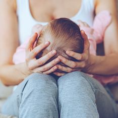 ¡Este bebé está embelesado con su mamá!