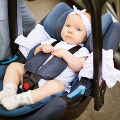 Babyschale tragen: DIESEN Trick müssen alle Eltern kennen