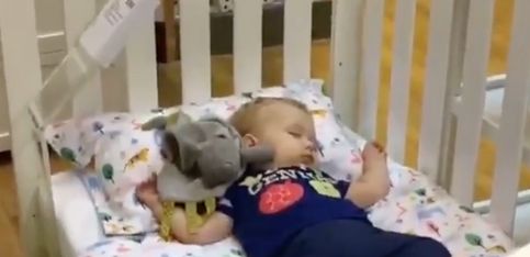¿Ya sabes cómo dormir a un bebé en un centro comercial?