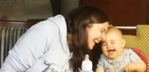 ¡Insólito lo que sucede cuando esta madre se acerca a su bebé!