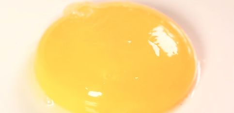 ¡Así de fácil podrás separar la yema de la clara del huevo!