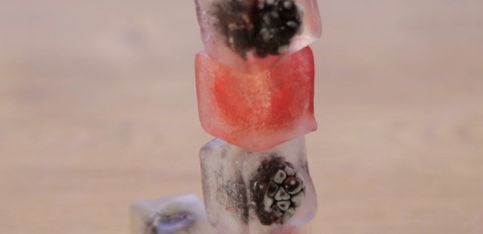 Cubitos de hielo con fruta, ¡una forma muy vistosa de enfriar tus bebidas!