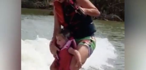 ¡Increíble la habilidad de esta madre con su hija en el agua!