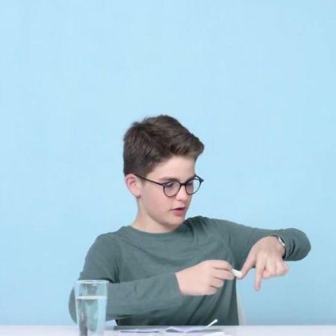 Essas são as reações de garotos analisando absorventes