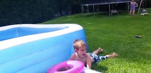 Niños en la piscina: ¡los momentos más graciosos!