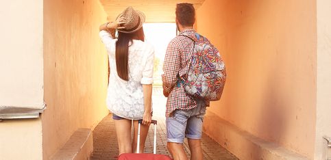 Este casal ama viajar, mas para um deles, isso é muito mais difícil