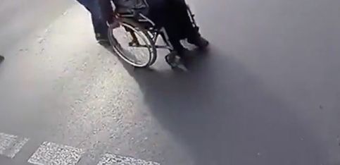 ¿Qué pasaría si vas en silla de ruedas y te caes?