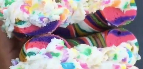 Bagel unicornio: ¡el delicioso pan multicolor!