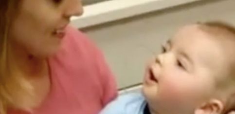 ¡Este bebé oye a su mamá por primera vez!