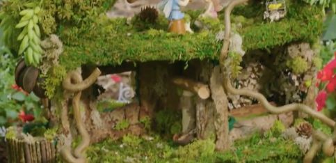 DIY: ¡convierte una vieja casa de muñecas en una cabaña de hadas del bosque!