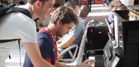 ¡Dos extraños dan un concierto de piano improvisado en plena estación de tren!