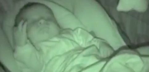 ¡Este bebé tiene que dormir con una mano levantada!