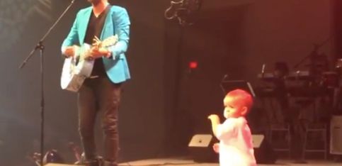 ¡Este bebé roba todo el protagonismo en un concierto!