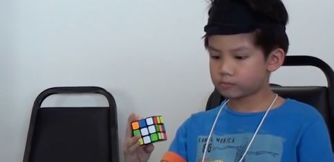 ¡Solo tiene 7 años y resuelve cubos de Rubik con ojos cerrados!