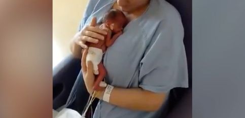 ¡Su bebé nació prematuro y por primera vez lo puede coger en brazos!