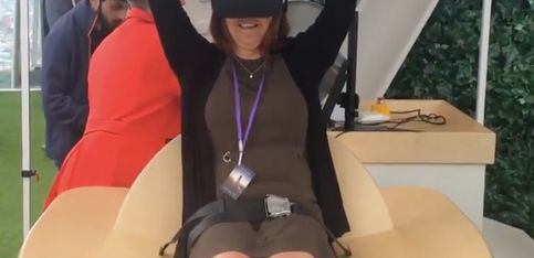 ¡Esta mujer lo flipa con las gafas de realidad virtual!