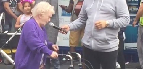 ¡A esta abuelita le chifla el beatbox!