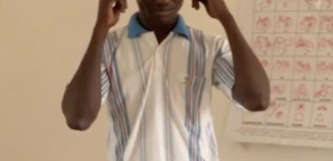 Aprender la lengua de signos: una necesidad y una oportunidad para este chico