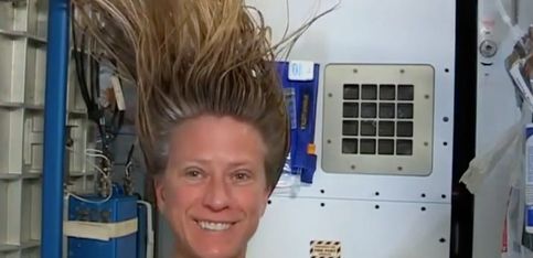 ¿Sabías cómo se lavan el pelo las astronautas en el espacio?