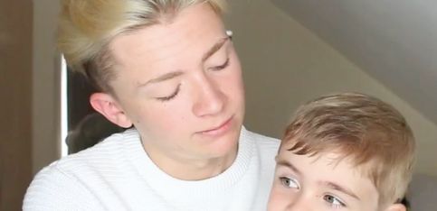 ¡Este youtuber confiesa a su hermano pequeño que es gay y así es como ha reaccionado!