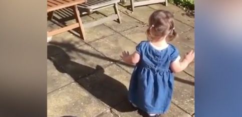 Una chiquitina descubre la magia de su sombra