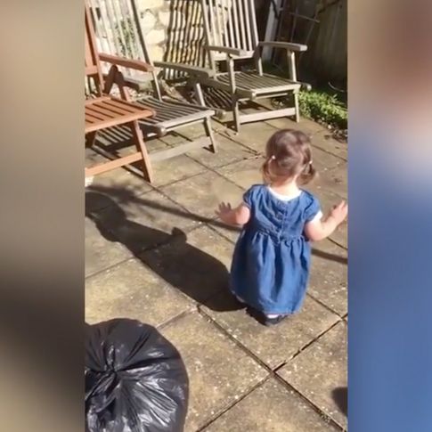 Una chiquitina descubre la magia de su sombra