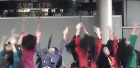 ¡Qué coordinación tienen estas asiáticas en la coreografía!