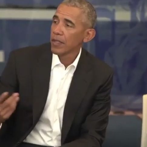 Obama aparece por sorpresa en un instituto...