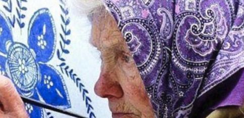 Esta anciana es una artista, ¡mira cómo decora su pueblo!