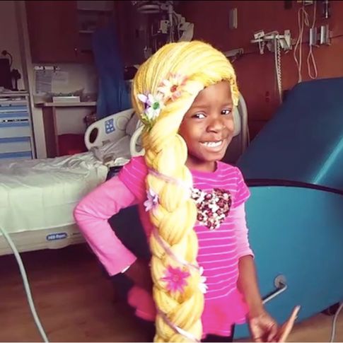 Estas pelucas les sacan sonrisas a miles de niños