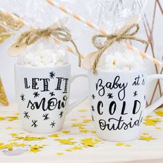 Handlettering: Süße Xmas-Tassen selbst bemalen - so geht's!
