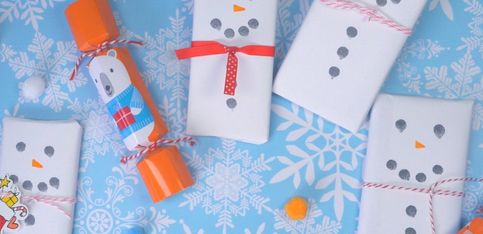 Des paquets cadeaux bonhomme de neige