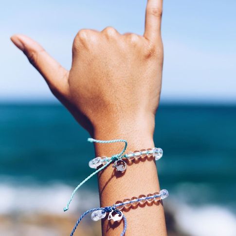 Estas pulseras ayudan a mantener limpio el océano