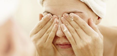 Cuidado facial de noche: ¿en qué orden aplicar los cosméticos?