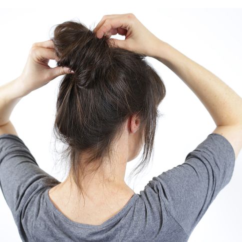 Messy-Bun-Anleitung: Schritt für Schritt zur Trendfrisur