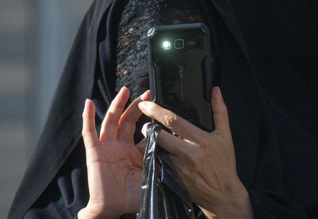 Harcelées parce qu'elles ne portent plus le voile, des Iraniennes se défendent