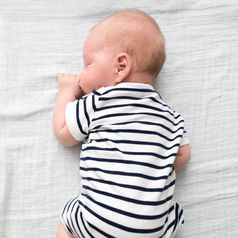 4 Tipps, damit das Baby endlich die Nacht durchschläft