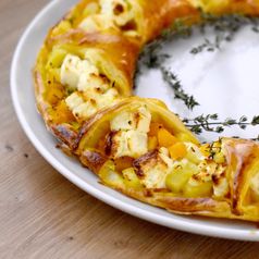 Herbstlicher Snack: Kürbis-Kranz im Blätterteig
