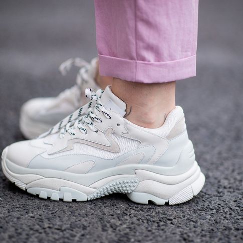 Cómo combinar las zapatillas blancas
