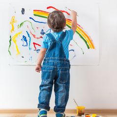 4 geniale Ideen, um Kinderzeichnungen stilvoll aufzuhängen