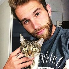 Hombres sexys y gatitos, la combinación perfecta