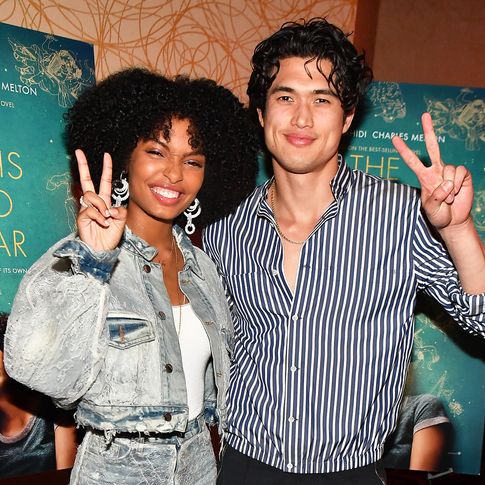Charles Melton & Yara Shahidi spielen Never have I ever...