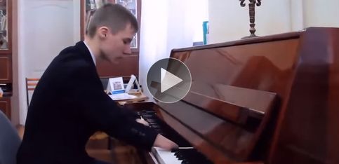 Un increíble talento para el piano sin las manos