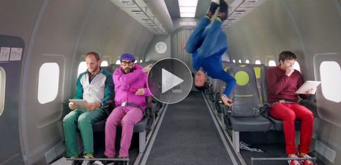 ¡Increíble videoclip en gravedad cero en un avión!