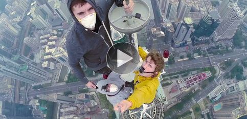 ¡Impresionante «selfie» en lo más alto de un rascacielos!